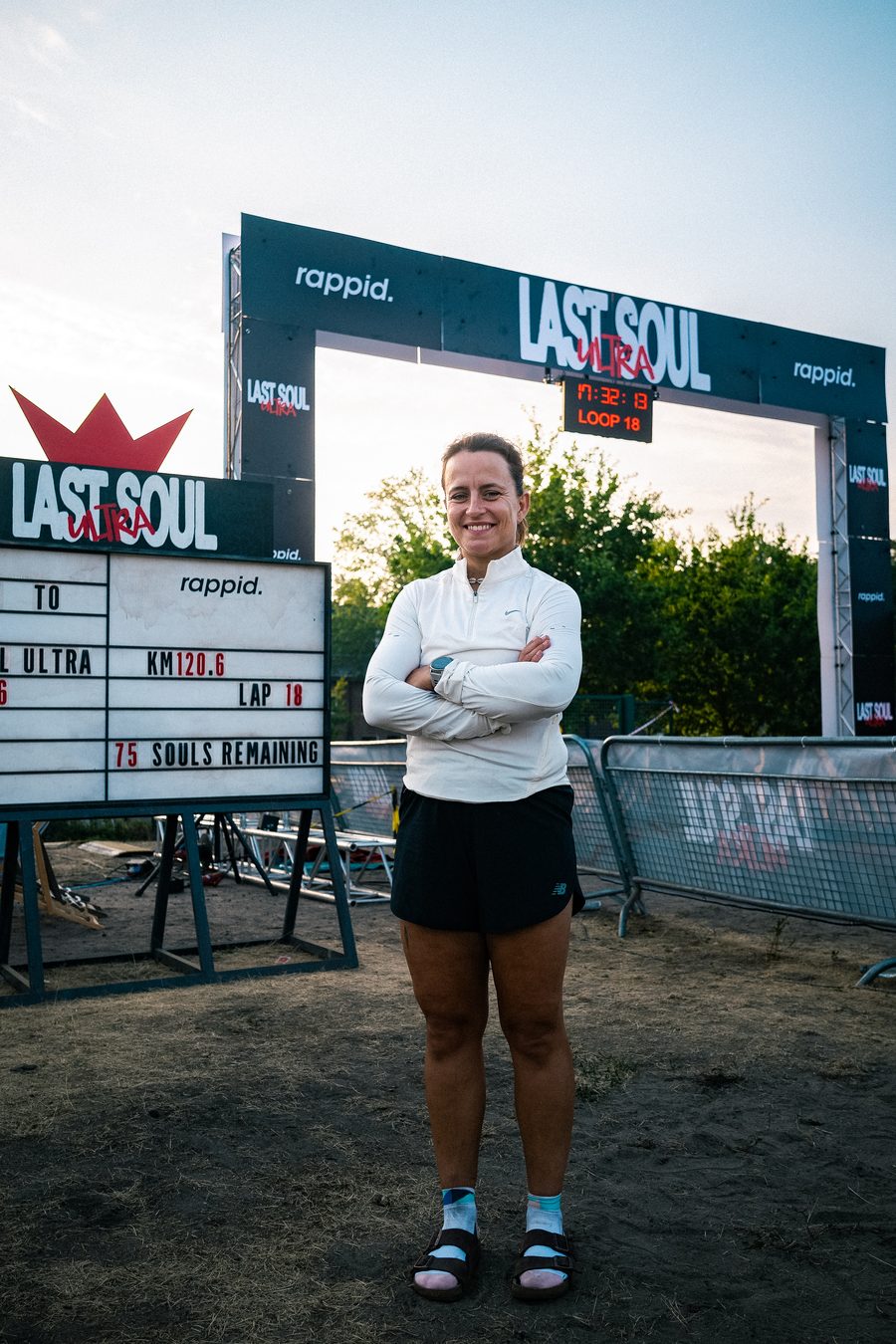Nina beim Last Soul Ultra vor dem Zielbogen